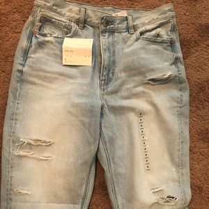 Size 8s American Eagle Ripped Mom Jean.